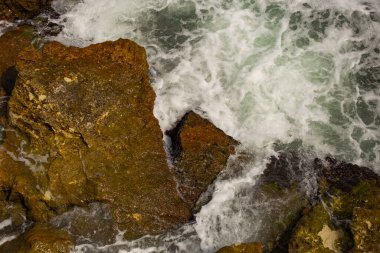 Fırtına sırasında dalgalar. Yukarıdan bak. Kırmızı kod. Bulgaristan 'daki Karadeniz kıyısında dinlenin. Element kuvveti.
