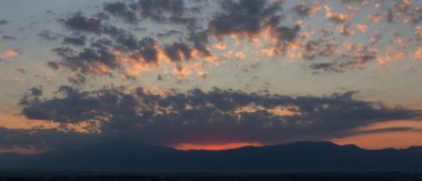 Balkanlar 'da günbatımı. Sessizlik ve alacakaranlık. Kıpkırmızı gökyüzünde sirk bulutları.