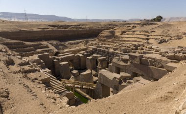 Abydos 'taki Seti I tapınağının arkasındaki Osireion..