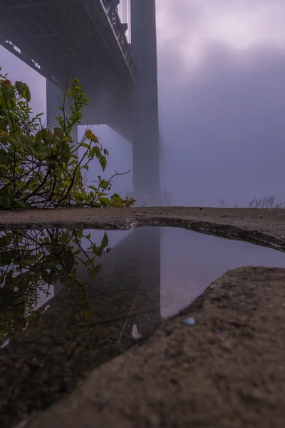 Brug Reflectie Plas Water Tijdens Fogy Sunrise — Stockfoto