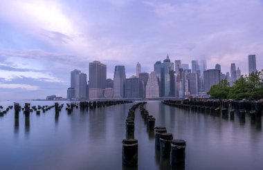 Aşağı Manhattan Brooklyn'li güneş doğarken görüntülendi. 