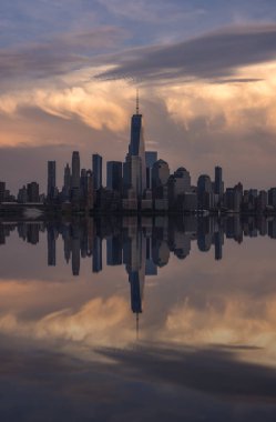 New York şehir manzarası akşam Hoboken, New Jersey'den görüntülendi
