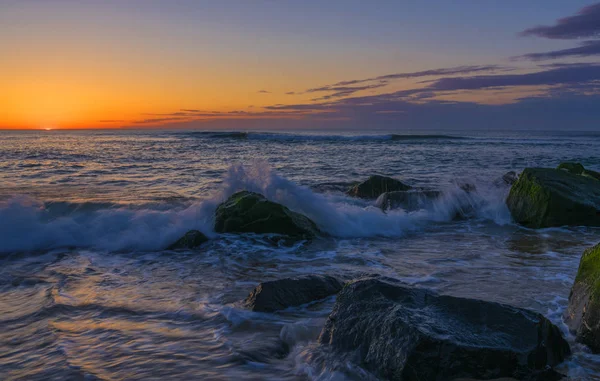 Renkli okyanus plaj Manasquan-küçük sahil kasabası New Jersey'de güneş doğarken
