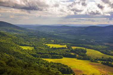Güzel görünüm üzerinden fırıldak Vista, New New Jersey peyzaj ön ve arka planda moody gökyüzü Jersey
