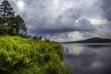 Yuvarlak Valley gölde ön ve arka planda moody gökyüzü New Jersey'deki kasvetli gün