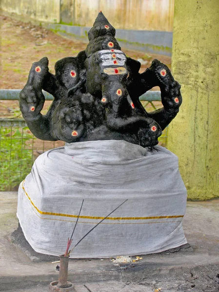 インド ケーララ州パラッカドのネリヤンパティ ラーマ シタ主殿の黒石のガジャナナ神 — ストック写真