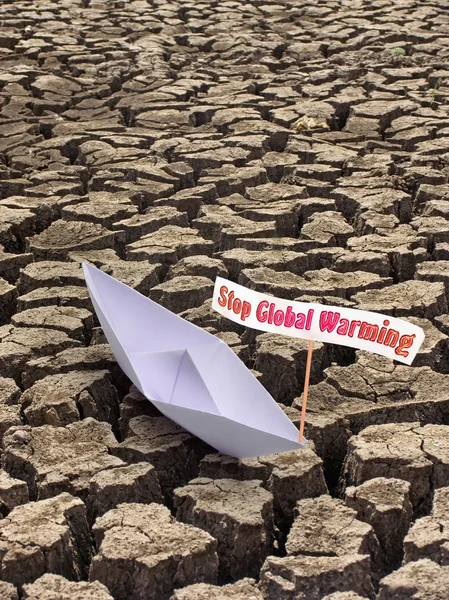 Cracked Land Paper Boat Stop Global Warming Message Concept — 스톡 사진