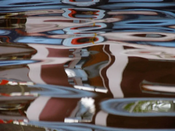 Vodní Vlny Reflexe Trávy Vodě Rybníka — Stock fotografie