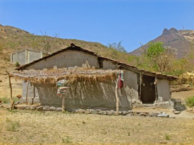 Eski Mahabaleshwar, Maharasthra, Hindistan kırsal alanda eğimli çatı ile geleneksel bir çamur evi
