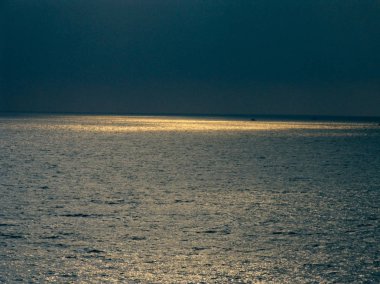 Arap denizinde su ve ışığın büyüsü, Bhagwati'den manzara, Ratnagiri, Maharashtra, Hindistan