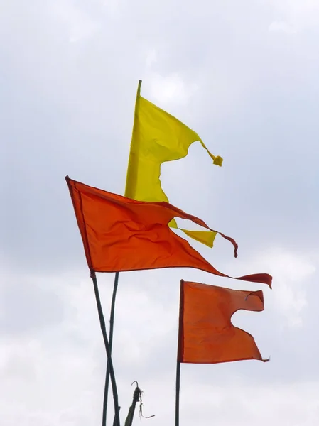 Žluté Oranžové Vlající Vlajky — Stock fotografie