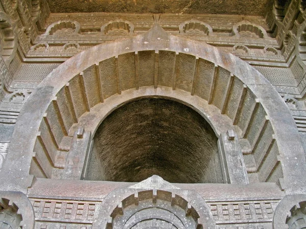 Bedsa 佛教洞穴中的雕拱是1000年前的 Bedsa 马哈拉施特拉邦 — 图库照片