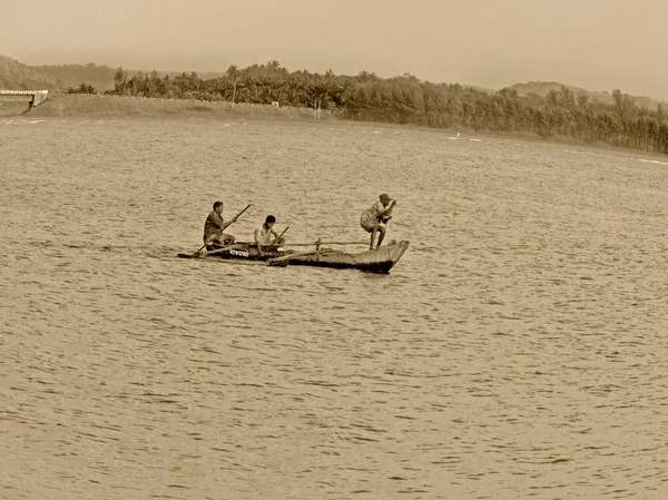 Rybáři Malé Rybářské Lodi Vodě Ratnagiri Maharashtra Indie — Stock fotografie