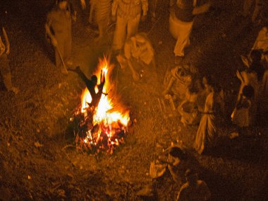Holi'yi kutlayanlar, ateş ve renk festivali, Pune Maharashtra, Hindistan