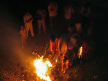 Holi'yi kutlayanlar, ateş ve renk festivali, Pune Maharashtra, Hindistan