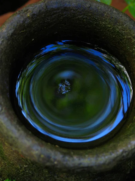 Voda Malé Hliněné Nádobě — Stock fotografie