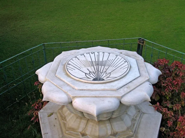 Sun Clock Trädgård Shirdi Maharashtra Indien — Stockfoto