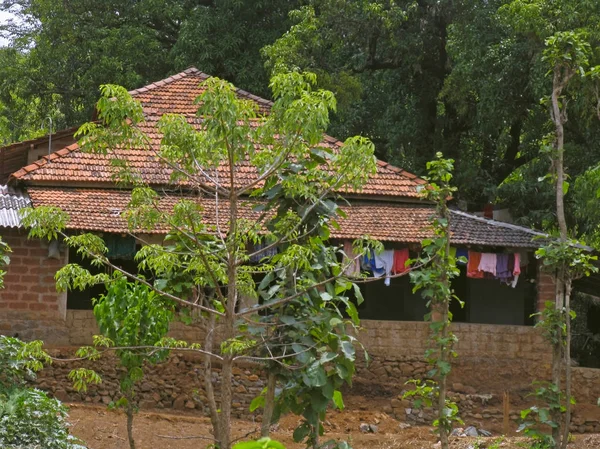 一个小村庄里的小的传统房子 屋顶倾斜 由曼洛里瓦片制成 Shirgaon Chiplun Ratnagiri Maharashtra India — 图库照片