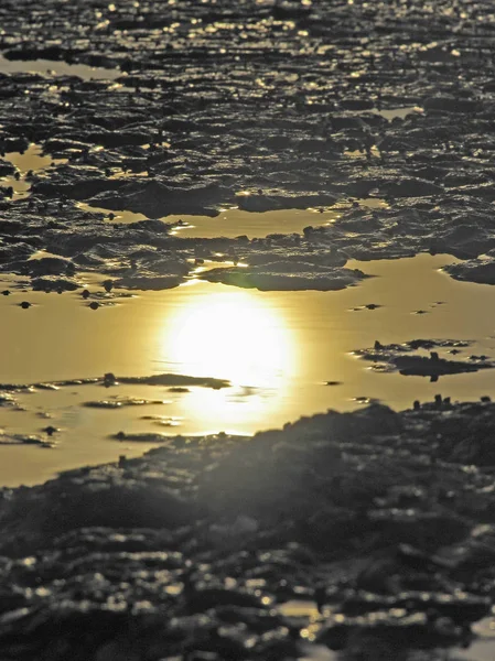 日の出時の穏やかな海水での太陽の反射 Guhagar マハラシュトラ インド — ストック写真