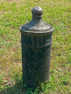 Chiplun, Maharasthra, Hindistan'da küçük balıkçı teknelerini bağlamak için metalden yapılmış eski sütun