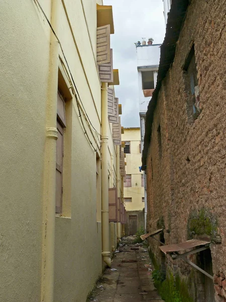 两栋建筑之间的小巷 — 图库照片
