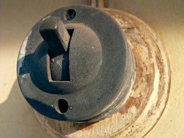 eski elektrik duvar kapama içinde pozisyon, yakın çekim