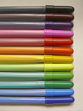 Bir insan elinde el kukla