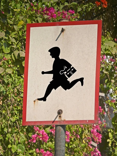 Wegsignboard Die School Vooruit Aangeeft — Stockfoto