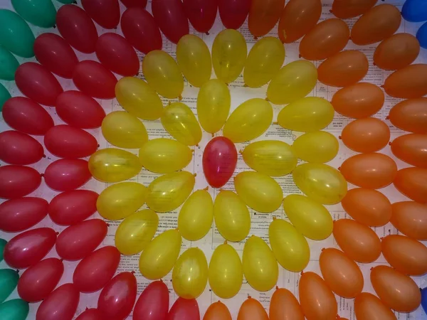 五颜六色的气球显示在棋盘上 — 图库照片