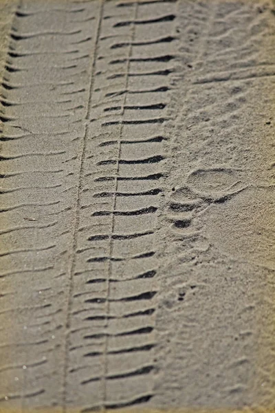 Εκτύπωση Του Ελαστικού Κομμάτια Στην Άμμο — Φωτογραφία Αρχείου