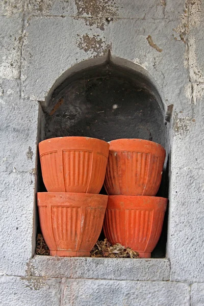 Nische Mit Lehmtöpfen — Stockfoto