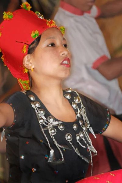 在印度阿鲁纳恰尔邦苗族的南达法生态文化节上表演犀鸟舞蹈的辛福部落儿童 — 图库照片