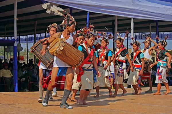 Namdapha Eko Kültür Festivali'nde Geleneksel Dans Yapan Tangsa kabilesinin Tutsa alt kabilesi, Miao, Arunachal Pradesh, Hindistan