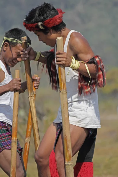 Namdapha Eko Kültür Festivali'nde bambu ayaklıklar oyunu oynayan nocte savaşçı kabileler; Miao; Arunachal Pradesh; Hindistan