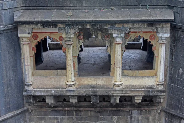 Структура в Бара Моа чи Віхір, історична свердловина в селі кінцівки, — стокове фото