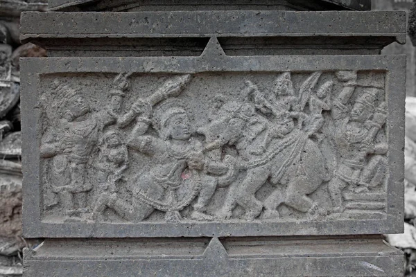 Tallando en el templo de Shri Bhiravnath, Bheema matando al elefante —  Fotos de Stock