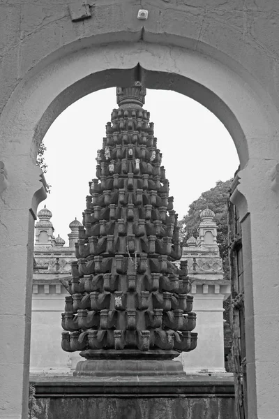 Entrance and deepstambh (light pillar) at Someshwar Temple — Stock Photo, Image