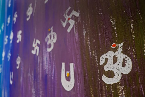 印度墙上画着一个圣号，叫做"om" — 图库照片