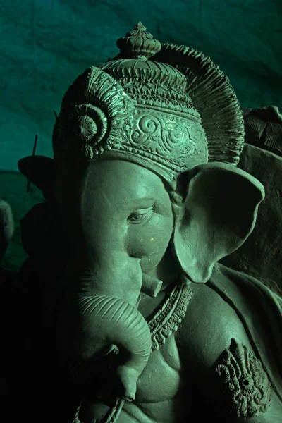 Vue de l'atelier de fabrication des idoles du seigneur Ganesh pour la fête de Ganpati — Photo