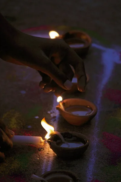 Diyas Lâmpadas de óleo arranjadas em forma, chamas, Festival de Diwali, Indi — Fotografia de Stock