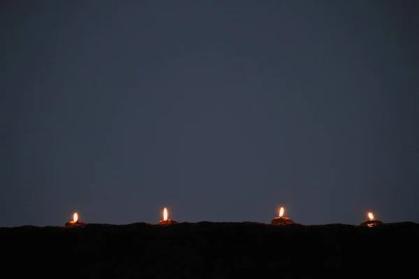 Diyas Öllampen in Form angeordnet, Flammen, diwali Festival, indi — Stockfoto