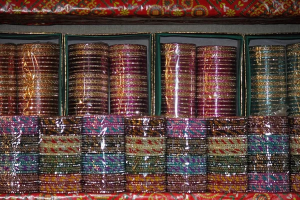 Brazaletes de metal en el mercado, India —  Fotos de Stock