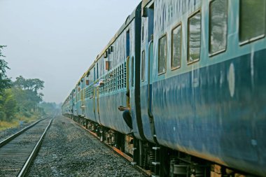 Tren raylarında, Pune, Maharashtra, Hindistan