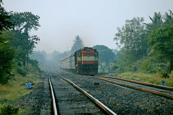 Τρένο στις σιδηροδρομικές γραμμές, Pune, Maharashtra, Ινδία — Φωτογραφία Αρχείου