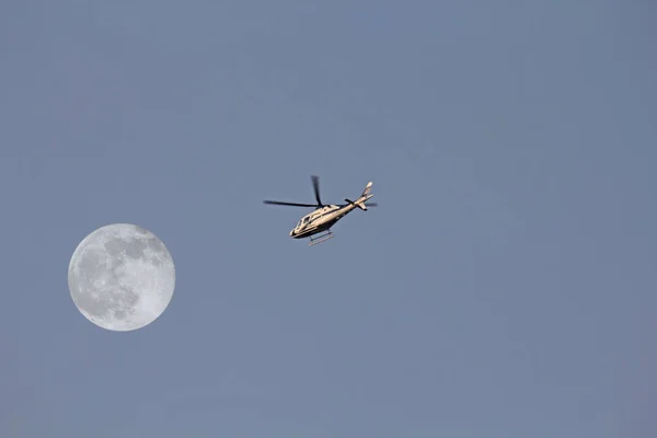 Helicóptero com Lua, Índia — Fotografia de Stock