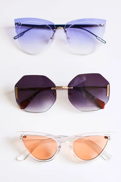 Vários óculos de sol elegantes coloridos e elegantes isolados no fundo branco — Fotografia de Stock