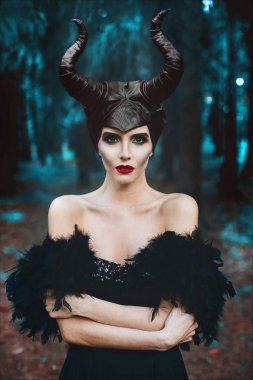 Güzel portresi ve parlak makyaj ve mistik orman - masal hikaye, kırmızı dudaklar ile moda esmer ince model kız cosplay