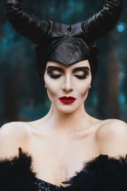 Güzel portresi ve parlak makyaj ve mistik orman - masal hikaye, kırmızı dudaklar ile moda esmer ince model kız cosplay