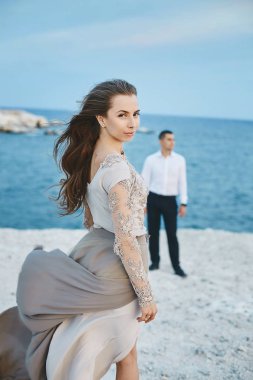 Hafif makyaj, şık dantel elbise, saçlarını ayarlama ve açık havada poz güzel ve şık sarışın model kızla