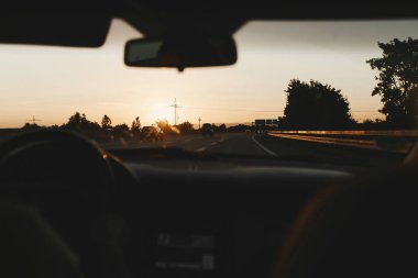 Otoban araba, araba iç soyunacak direksiyon görünümü ile cama şehirden görünümü